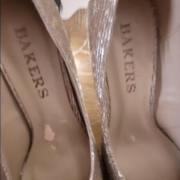 Bakers 6.5 Gold glitter shoes perfect for the holiday. - Picture 3 of 5